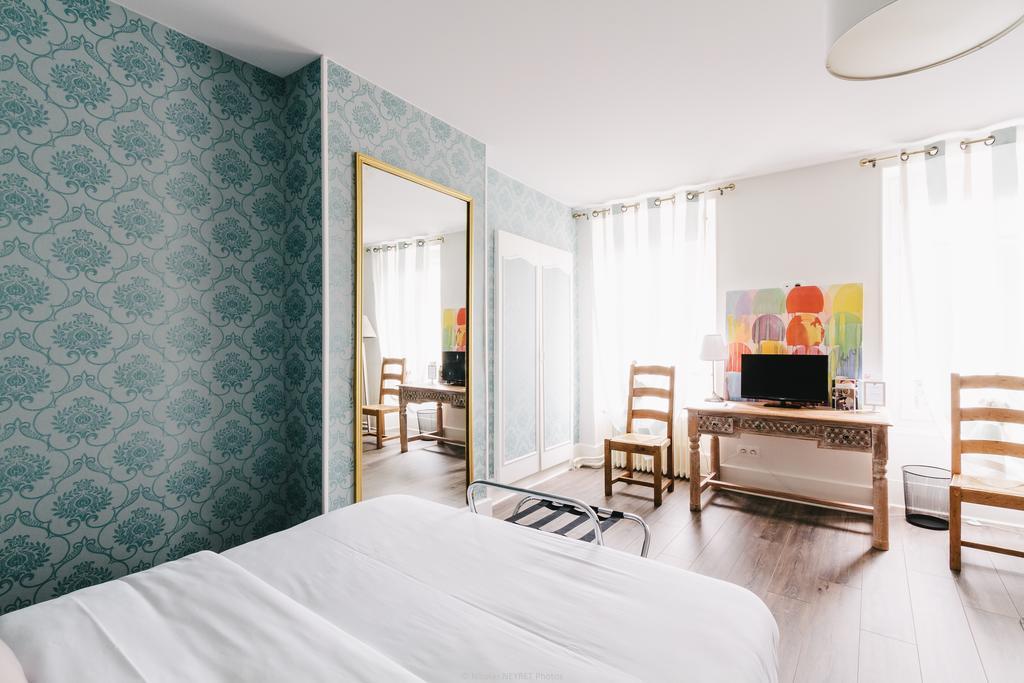 Hotel Le Central Boussac  エクステリア 写真